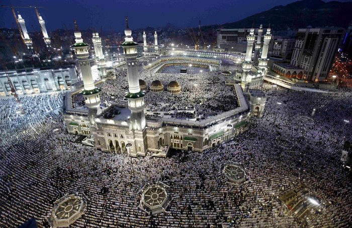 Đoàn người Hồi giáo hành hương xung quanh đền thờ Kaaba, ngôi đền thiêng liêng nhất của người Hồi giáo và cầu nguyện trong lễ hành hương thường niên ở thánh địa Mecca, Saudi Arabia hôm 22/10 được tổ chức trước lễ Eid al-Adha đánh dấu sự kết thúc của cuộc hành hương.